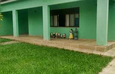 Imagem: A casa possui 3 Dormitórios, 2 Banheiros, 2 Vagas na garagem