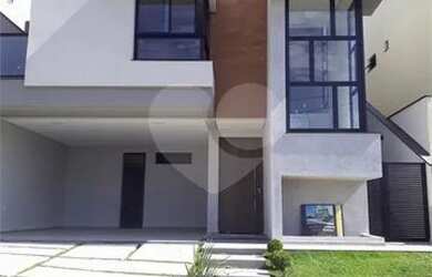 Imagem: A casa possui 4 Dormitórios, 5 Banheiros, 4 Vagas na garagem