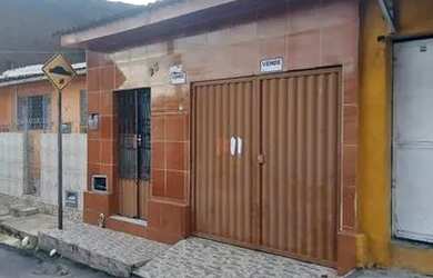 Imagem: A casa possui 2 Dormitórios, 2 Banheiros, 1 Vaga na garagem