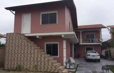 Imagem: A casa possui 4 Dormitórios, 2 Banheiros, 4 Vagas na garagem