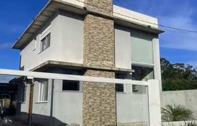 Imagem: A casa possui 3 Dormitórios, 2 Banheiros, 1 Vaga na garagem