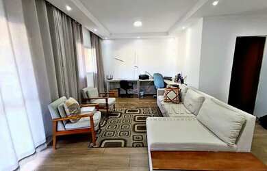 Imagem: A casa possui 4 Dormitórios, 2 Banheiros, 5 Vagas na garagem