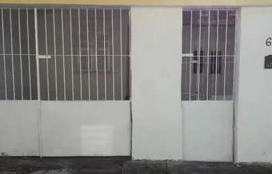 Imagem: A casa possui 2 Dormitórios, 1 Banheiro, 1 Vaga na garagem