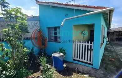 Imagem: A casa possui 2 Dormitórios, 1 Banheiro, 2 Vagas na garagem