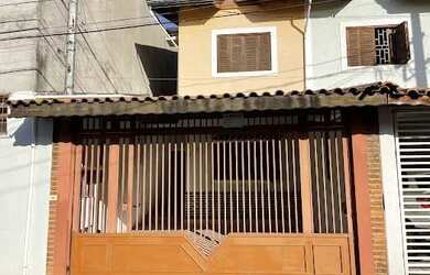 Imagem: A casa possui 3 Dormitórios, 3 Banheiros, 2 Vagas na garagem