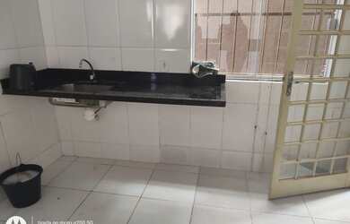 Imagem: A casa possui 2 Dormitórios, 1 Banheiro, 1 Vaga na garagem