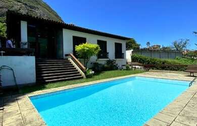 Imagem: A casa possui 4 Dormitórios, 3 Banheiros, 3 Vagas na garagem