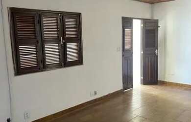 Imagem: A casa possui 4 Dormitórios, 2 Banheiros, 2 Vagas na garagem