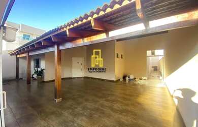 Imagem: A casa possui 4 Dormitórios, 5 Banheiros, 4 Vagas na garagem