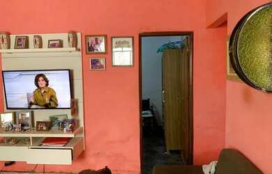 Imagem: A casa possui 2 Dormitórios, 1 Banheiro, 2 Vagas na garagem