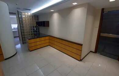 Imagem: O depósito possui 2 Vagas na garagem, 240m² de Área e está