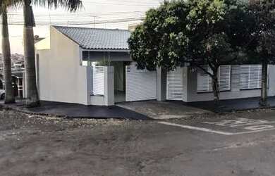 Imagem: A casa possui 3 Dormitórios, 2 Banheiros, 2 Vagas na garagem