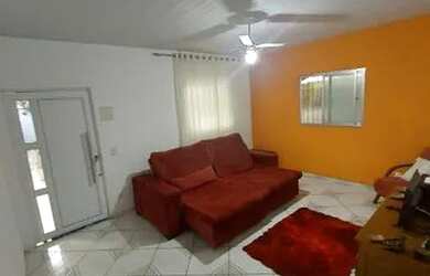 Imagem: A casa possui 3 Dormitórios, 2 Banheiros, 5 Vagas na garagem