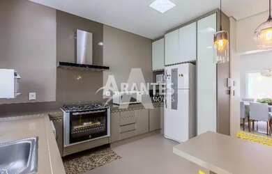 Imagem: A casa possui 3 Dormitórios, 5 Banheiros, 2 Vagas na garagem