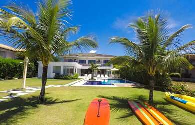 Imagem: A casa em condomínio para alugar possui 5 Dormitórios, 5 Banheiros