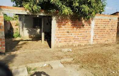 Imagem: A casa possui 2 Dormitórios, 1 Banheiro e está localizado