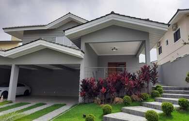 Imagem: A casa em condomínio possui 4 Dormitórios, 5 Banheiros, 4