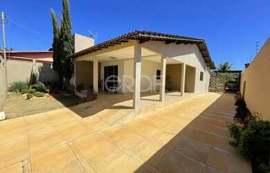 Imagem: A casa possui 4 Dormitórios, 2 Banheiros, 4 Vagas na garagem