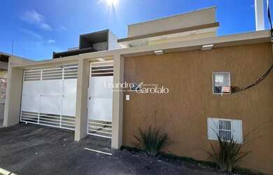 Imagem: A casa possui 3 Dormitórios, 2 Banheiros, 2 Vagas na garagem