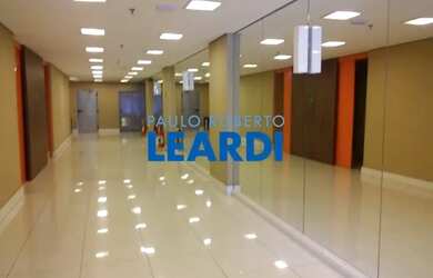 Imagem: O depósito possui 5 Vagas na garagem e 411m² de Área e está