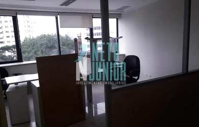 Imagem: O depósito possui 5 Vagas na garagem e 500m² de Área e está