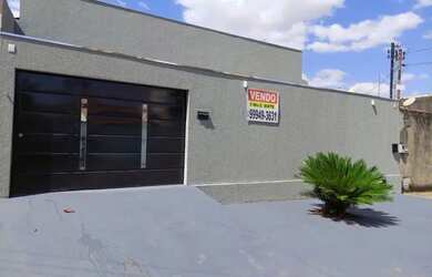 Imagem: A casa possui 3 Dormitórios, 2 Banheiros, 3 Vagas na garagem