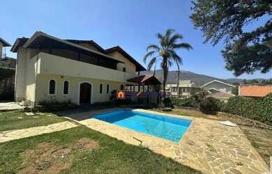 Imagem: A casa possui 3 Dormitórios, 2 Banheiros, 2 Vagas na garagem