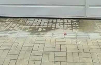 Imagem: A casa possui 3 Dormitórios, 1 Banheiro, 2 Vagas na garagem