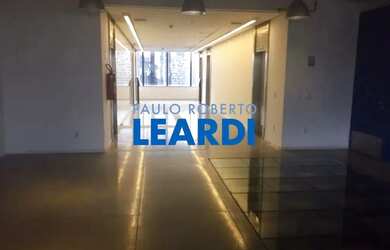 Imagem: O depósito possui 5 Vagas na garagem, 1345m² de Área e está