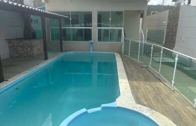 Imagem: A casa possui 1 Dormitório, Acomodam 5 pessoas, 2 Vagas na