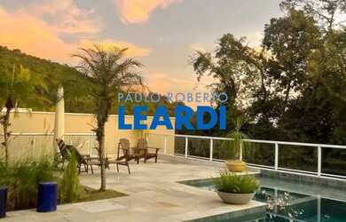 Imagem: A casa em condomínio possui 4 Dormitórios, 5 Banheiros, 4