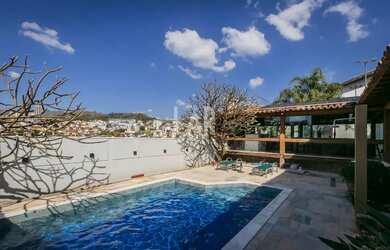 Imagem: A casa possui 5 Dormitórios, 5 Banheiros, 5 Vagas na garagem