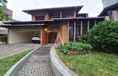 Imagem: A casa possui 5 Dormitórios, 3 Banheiros, 2 Vagas na garagem