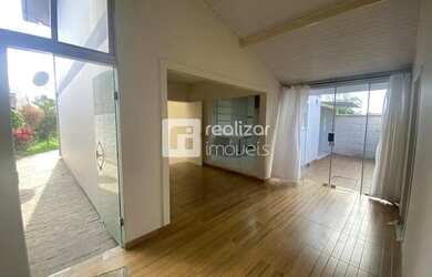 Imagem: A casa possui 3 Dormitórios, 3 Banheiros, 2 Vagas na garagem