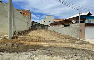 Imagem: O terreno possui 180m² de Área e está localizado em Freguesia