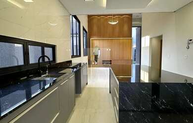 Imagem: A casa possui 3 Dormitórios, 4 Banheiros, 5 Vagas na garagem