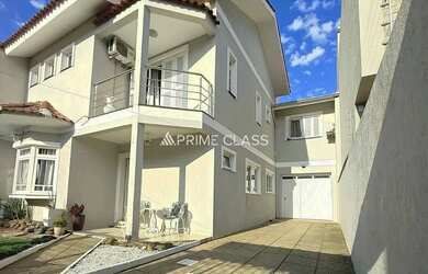 Imagem: A casa possui 3 Dormitórios, 3 Banheiros, 3 Vagas na garagem