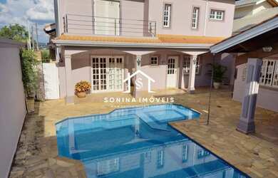 Imagem: A casa possui 3 Dormitórios, 5 Banheiros, 4 Vagas na garagem