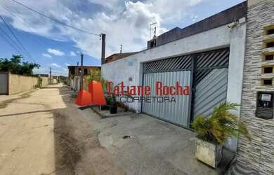 Imagem: A casa possui 3 Dormitórios, 1 Banheiro, 2 Vagas na garagem