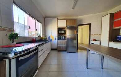 Imagem: A casa possui 3 Dormitórios, 3 Banheiros, 4 Vagas na garagem