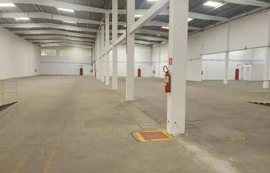 Imagem: O depósito possui 5 Vagas na garagem e 5500m² de Área e está