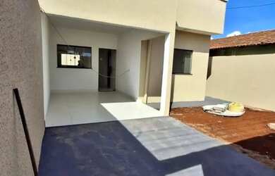 Imagem: A casa possui 2 Dormitórios, 1 Banheiro, 2 Vagas na garagem