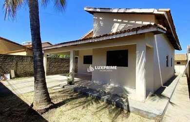 Imagem: A casa possui 3 Dormitórios, 2 Banheiros, 4 Vagas na garagem