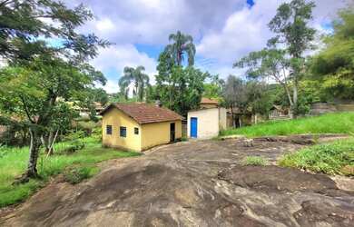 Imagem: A casa possui 2 Dormitórios, 1 Banheiro, 3 Vagas na garagem