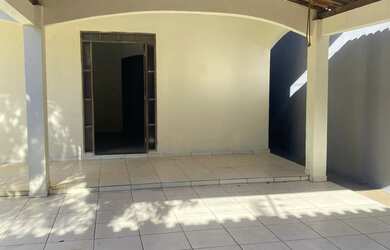 Imagem: A casa possui 4 Dormitórios, 3 Banheiros, 2 Vagas na garagem