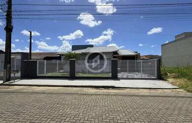 Imagem: A casa possui 3 Dormitórios, 2 Banheiros, 2 Vagas na garagem