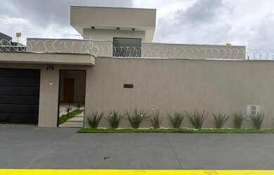 Imagem: A casa possui 3 Dormitórios, 2 Banheiros, 2 Vagas na garagem