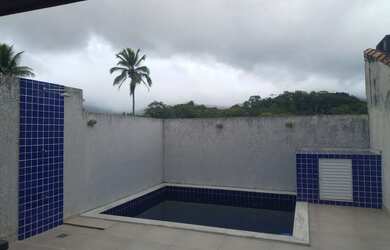 Imagem: A casa possui 2 Dormitórios, 2 Banheiros, 2 Vagas na garagem