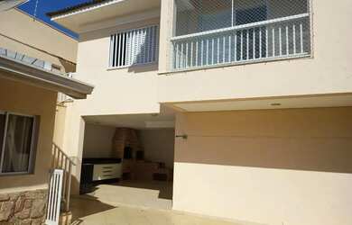 Imagem: A casa possui 3 Dormitórios, 3 Banheiros, 3 Vagas na garagem