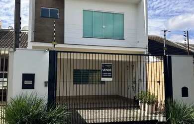 Imagem: A casa possui 3 Dormitórios, 1 Banheiro, 2 Vagas na garagem